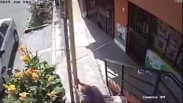 بالفيديو.. وقف على سلم ليدهن البناية ثم وقعت "الكارثة"