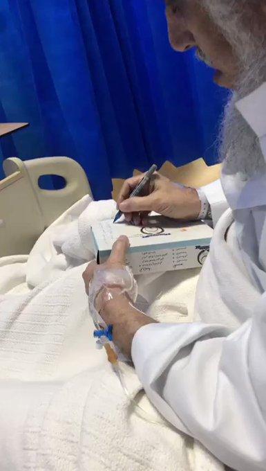 في مشهد مؤثر.. سعودي يكتب وصيته قبل وفاته بساعات (فيديو)