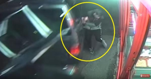 "الملاكم المحظوظ" يفلت من الموت طحنًا.. وفيديو للنجاة المعجزة