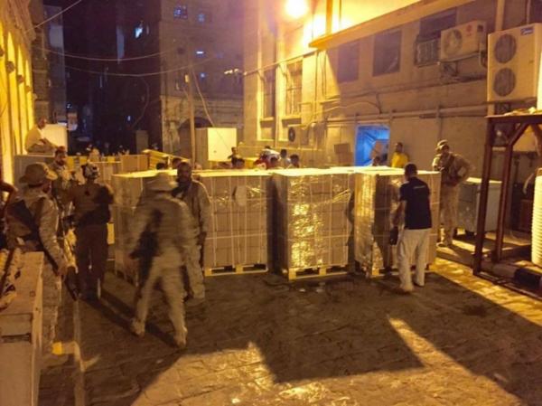 شاهد بالصور.. جنود سعوديون يعيدون الأموال المنهوبة من ميناء عدن إلى البنك المركزي