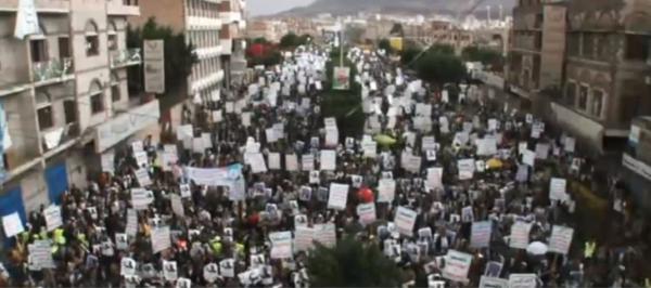 الحوثيون يرفعون صور قاسم سليماني وابو مهدي المهندس بصنعاء ويخرجون تظاهرة للتنديد بمقتلهما