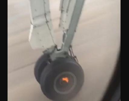 بالفيديو.. سقوط إحدى عجلات طائرة أثناء إقلاعها