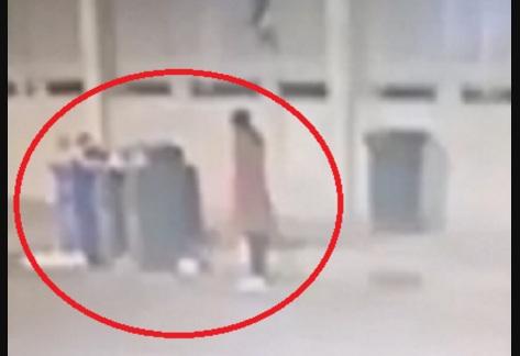 بالفيديو .. ألقت مولودها في القمامة ونظرت إليه للحظات.. فهل راجعت نفسها؟