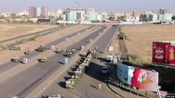 هل هي محاولة انقلاب؟ استنفار عسكري وامني في الخرطوم وشلل كلي في شوارعها