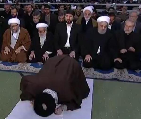 شاهد كيف أنهى "روحاني" الصلاة بشكل مفاجئ ودون تحية "خامنئي"!
