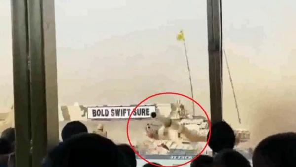 بالفيديو: سائق دبابة يرتكب خطأً مروعاً في عرض عسكري