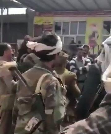 شاهد بالفيديو.. أبو علي الحاكم يظهر في مفرق الجوف بعد سيطرت قواته عليه