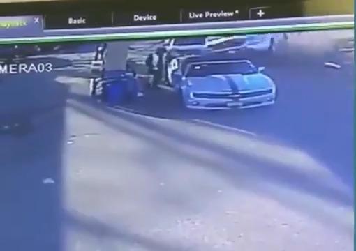 حادث غريب بالسعودية.. سيارة مسرعة تطير في الهواء وتعتلي سيارة أخرى وتدهس عامل بـ”القصيم” !