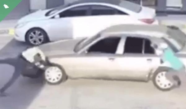 السعودية: كاميرات المراقبة توثِّق لحظة دهس متهور الدمام شخصًا داخل محطة وقود