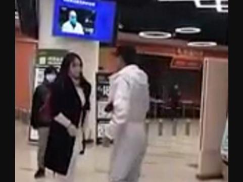 حصل على 10 ملايين مشاهدة.. فيديو يكشف ما فعله رجل لامرأة "رفضت فحص حرارتها"