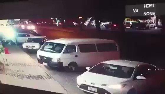 فيديو يظهر اعتراض سعودي لسيارة من اجل حماية أم وأطفالها من موت محقق