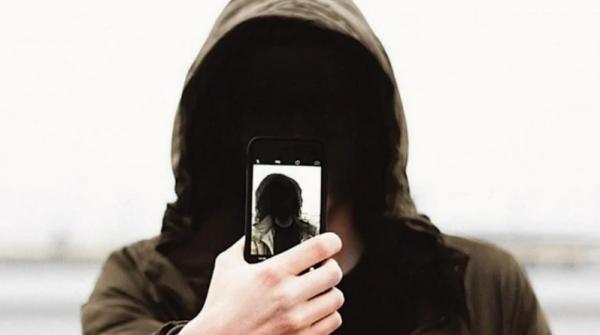 سجن وترحيل عربيين قاما بابتزاز فتاة سعودية بنشر صورها