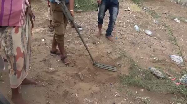 اكتشاف حقل الغام على بوابة حارة المسنة بالحديدة بمساحة نصف كيلو (فيديو)