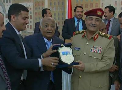 وزير الدفاع اللواء محمد ناصر أحمد إن التضحيات التي قدمها شباب الثورة اليمنية لن تذهب سدى، وأن التغيير مستمر.
