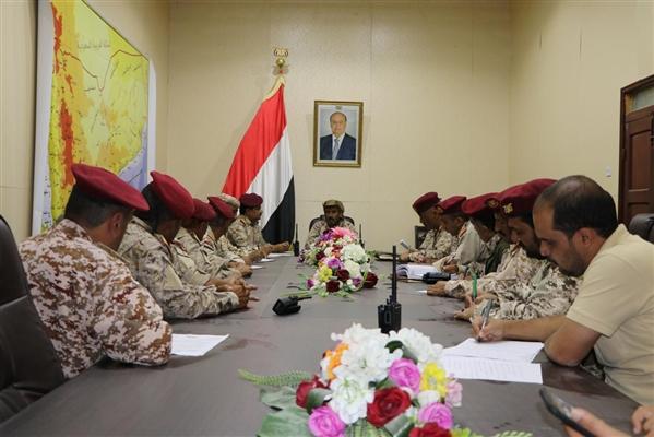 بن عزيز يعقد اول اجتماع له بقيادات الجيش بعد توليه قيادة رئاسة الأركان (صورة)