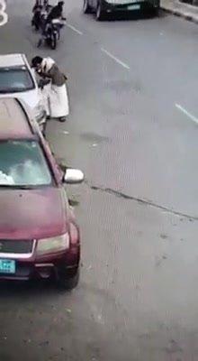 اغرب حادثة بصنعاء.. سرقة سلاح مواطن كلاشنكوف بطريقة خطيرة وغريبة (فيديو)