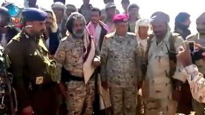 أول فيديو للعكيمي وهو يكاشف رجاله .. ويكشف المتسبب بسقوط الجوف (شاهد)