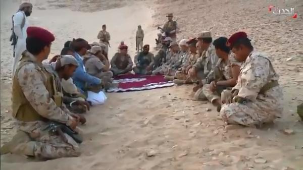 بالفيديو.. قادة الجيش والتحالف في شرق مديرية الحزم بالجوف يعقدون اجتماع رفيع