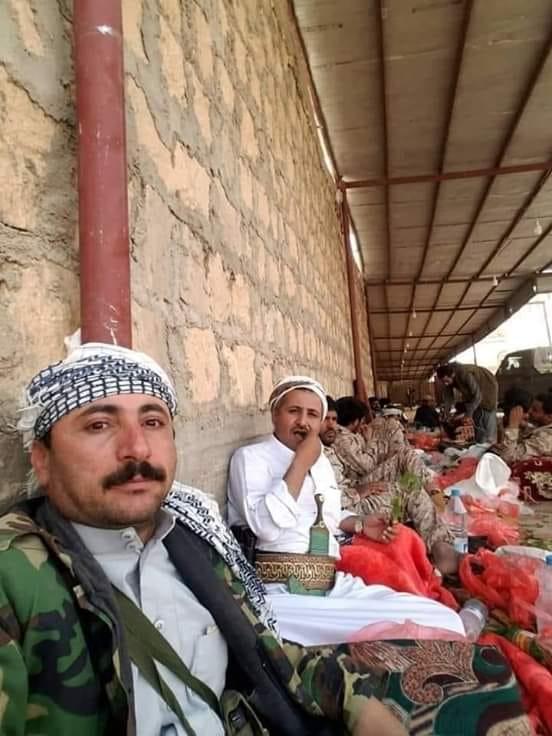 الشيخ أمين عاطف يلتقط صورة له وهو في منزل اللواء امين العكيمي بالجر في الجوف