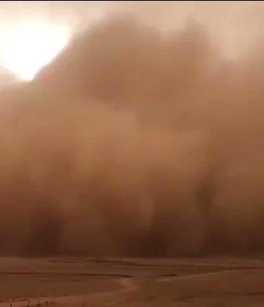شاهد فيديو.. عاصفة رملية تضرب مدينة سعودية 
