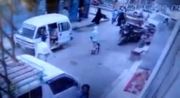 عملية سطو مسلحة في وضح النهار بعدن تستهدف محل تجاري.. وكاميرا مراقبة توثق الواقعة (شاهد)
