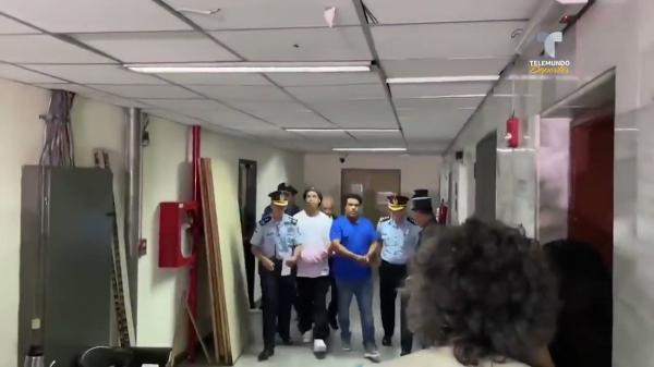 شاهد فيديو.. اعتقال النجم الشهير ”رونالدينيو” وشقيقه وتكبيلهما بالقيود