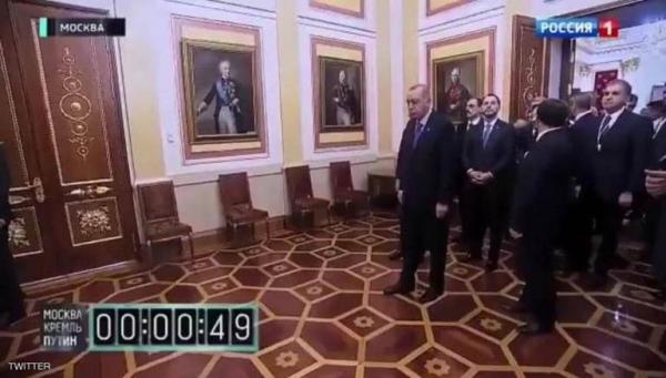 فيديو.. بوتن يحرج اردوغان ويتركه منتظرا على بابه امام صورة قاتل العثمانيين