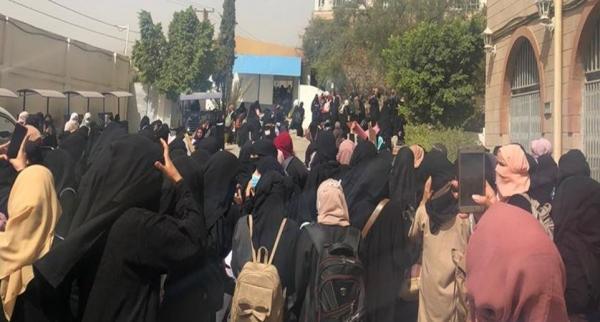 شاهد خروج تظاهرة نسائية ضد الحوثيين اليوم وسط صنعاء (صورة)