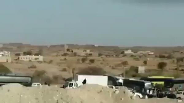 شاهد فيديو. الحوثيون يكدسون المسافرين والمعتمرين بالطرقات دون أدنى رعاية..بحجة الحجر الصحي