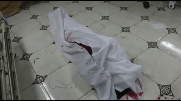 سقوط ثلاثة قتلى وجرحى في قصف الحوثيين على مجمع اخوان ثابت بالحديدة (فيديو)