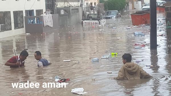 شوارع عدن تغرق.. صور مروعة صباح اليوم 