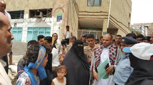 حملة تضامن كبيرة مع امرأة هدم منزلها في تعز على الطريقة الاسرائيلية (صور)