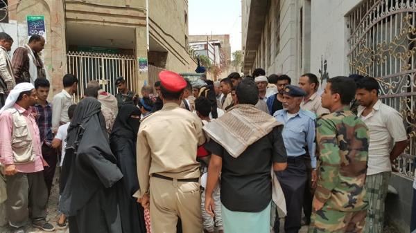 حملة تضامن كبيرة مع امرأة هدم منزلها في تعز على الطريقة الاسرائيلية (صور)