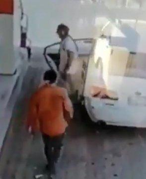 شاهد.. لحظة خطف عامل محطة وقود في بيش وإركابه السيارة بالقوة الجبرية