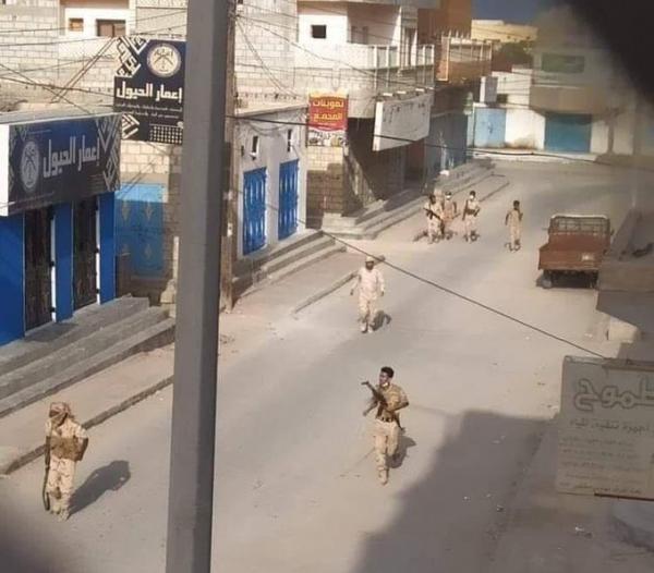 فرض حظر التجول في الشحر، ونزول الجنود لشوارع المدينة لتطبيقه (صورة + فيديو)