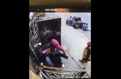 يمني يتعرض لاعتداء ومحاولة سرقة في وضح النهار بولاية نيويورك الأمريكية (فيديو)