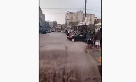 شاب شجاع يخاطر بحياته وينقذ أم وإبنها من الغرق في سيول صنعاء (فيديو)