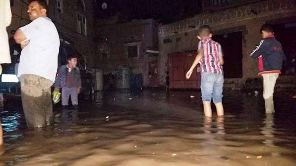 شاهد بالصور.. دخول المياه إلى منازل المواطنين في منطقة باب السباح بالتحرير واثارها في شميلة