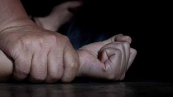 امرأة ضلت طريقها خلال حظر التجوال فتعرضت لاغتصاب جماعي داخل مدرسة 