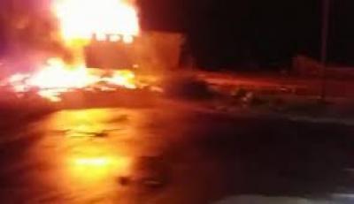 الحوثيون يقولون إن طيران التحالف استهدف منفذ عفار الجمركي بالبيضاء واحتراق عدد من الشاحنات