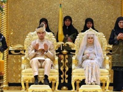 زواج ابنة سلطان بروناي في أفخم القصور الملكية العروس ارتدت ثوباً مرصعاً بالكريستال ومطرزاً بالفضة وبرفقتها 16 حارساً بالرماح والدروع