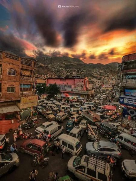 صورة من داخل مدينة تعز تكشف عدم اخذ المواطنين الامور بجدية تجاه كورونا