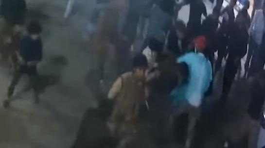 فلافل المعلم ينشر فيديو لحظة اعتداء عصابه على أحد فروعه وضرب وطعن العمال ويناشد الجهات المسؤولة