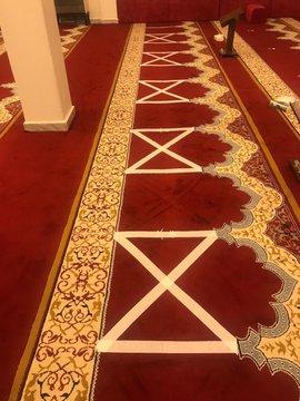 المملكة: عدد من المساجد تبدأ وضع علامات على السجاد بعد إعادة فتحها !
