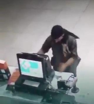 على طريقة الأفلام الأمريكية: الإطاحة بسعودي ارتكب 46 جريمة سطو على صيدليات ومراكز تجارية (فيديو)
