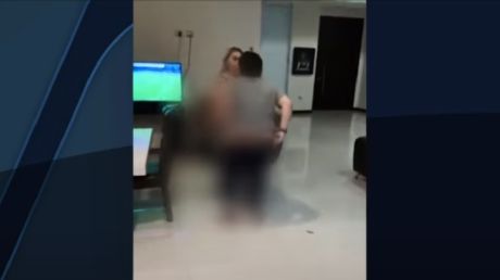 فضيحة.. مارادونا ينزع سرواله أثناء الرقص مع امرأة.. فيديو مسرب
