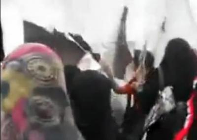 شاهد فيديو: نساء ومحتجون يزيلون خيمة شيخ حوثي بعد اعتداءه على نساء في تعز