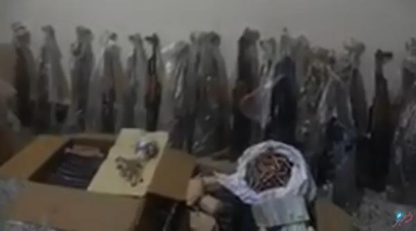 فيديو يكشف الإطاحة عصابة تهريب بحوزتها كمية كبيرة من الأسلحة والذخائر كانت في طريقها للحوثيين