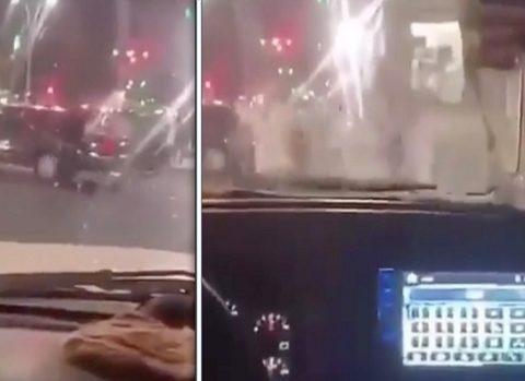 شاهد: مضاربة جماعية لرجال ونساء يمنيين بالباحة في السعودية باستخدام العصي والسواطير (فيديو)