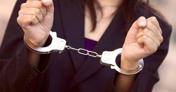 تفاصيل محاكمة أم عربية قتلت طفلتها بعد أيام من ولادتها بطريقة لا تخطر على البال.. والتحقيقات تكشف مفاجآت غريبة